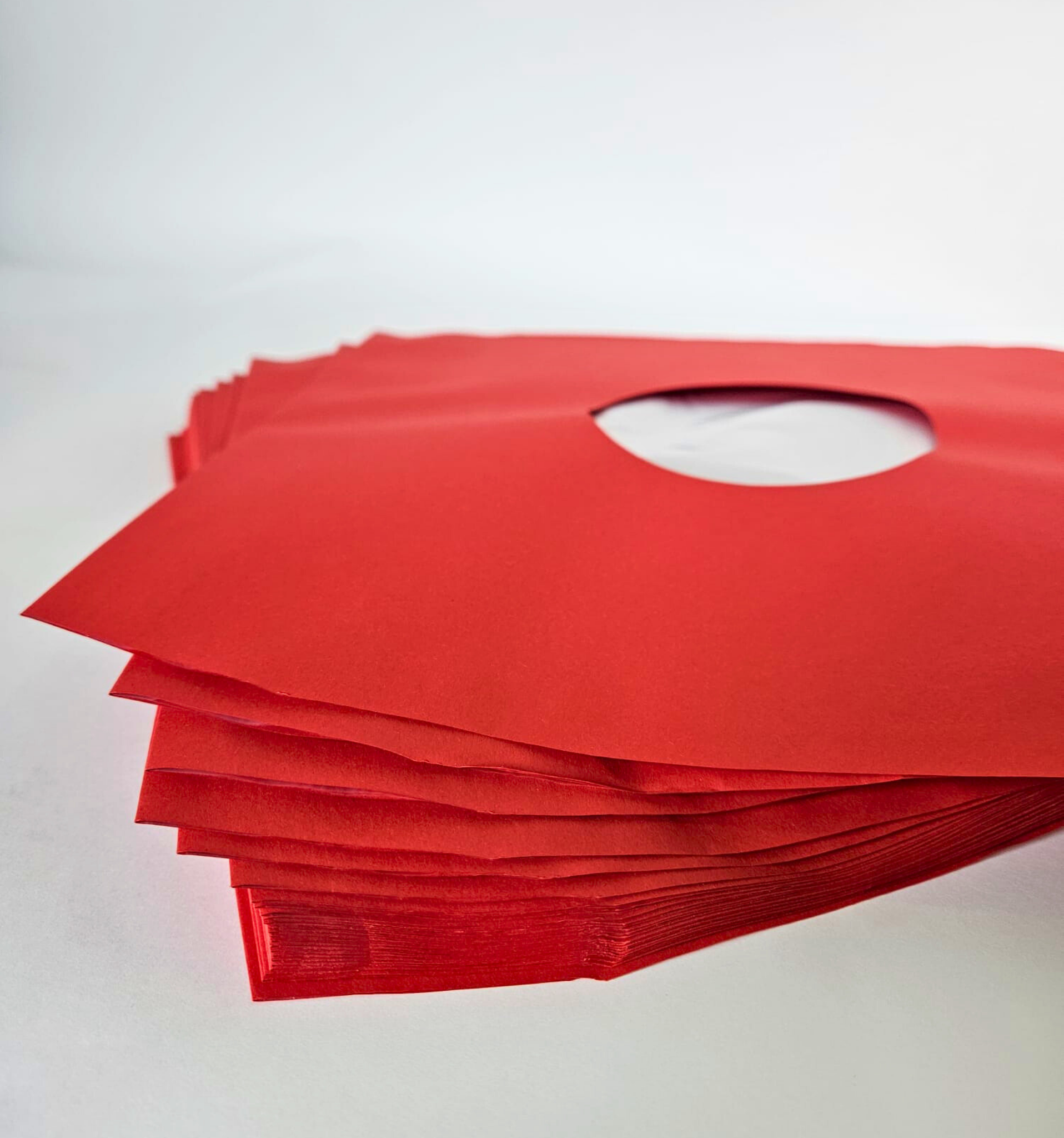 Pochettes intérieures papier rouge doublé antistatique - trou central - coins biseautés pour vinyle 33T x 25 - Etui