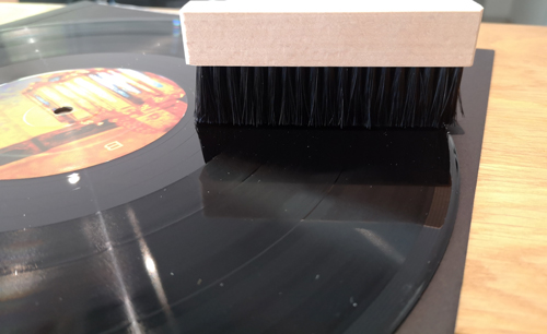 1 BY ONE Brosse de nettoyage pour disque vinyle, brosse de nettoyage  antistatique pour LP, nettoyage des disques avec brosse en velours et fibre  douce, têtes de brosse magnétiques interchangeables : 